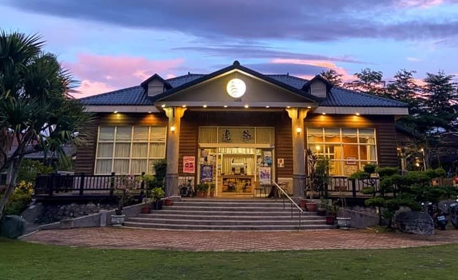 災後協助收容於200位災民的虎爺溫泉會館，近日被爆出因花蓮縣府未事前告知，導致部分災民被迫睡地下室，消息引起關注。（圖擷取自「虎爺溫泉會館」臉書粉專）