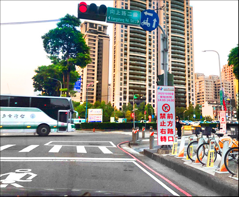 國慶晚會期間,台中市向上路(文心路至惠文路)雙向封閉、禁止車輛通行。
(台中市警局提供) 國慶晚會期間,台中市向上路(文心路至惠文路)雙向封閉、禁止車輛通行。
(台中市警局提供)