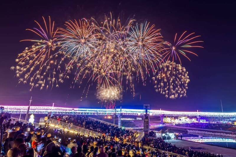 南投國慶焰火將於南投市貓羅溪畔施放,圖為往年南投燈會在溪畔高灘地施放焰火情形。(南投縣政府提供) 南投國慶焰火將於南投市貓羅溪畔施放,圖為往年南投燈會在溪畔高灘地施放焰火情形。(南投縣政府提供)