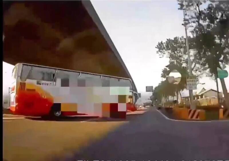 驚險一瞬！宜縣遊覽車疑違規迴轉 差點撞上騎車女警