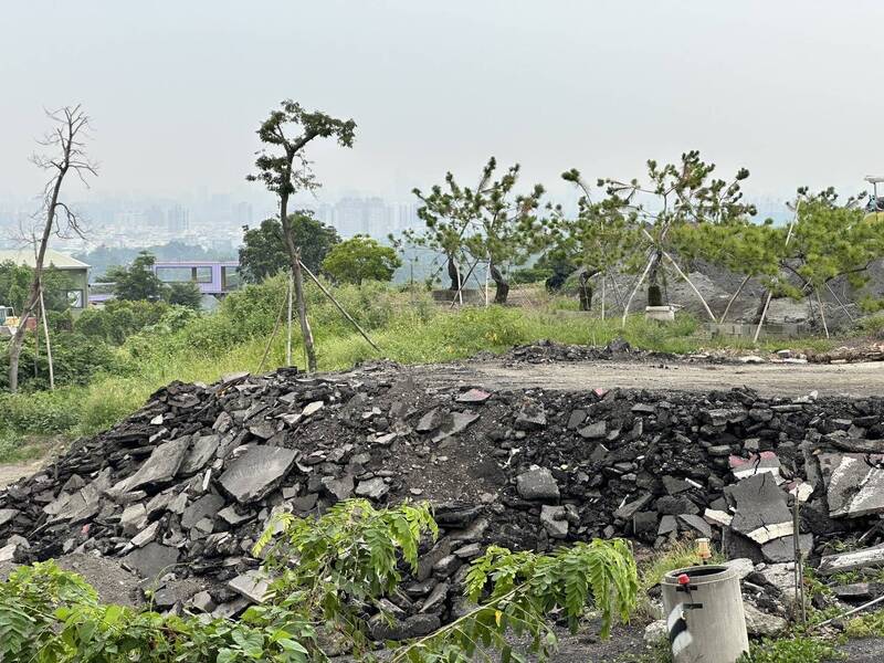 大坪頂保護區，遭不肖業者傾到廢瀝青。（許采蓁提供）
