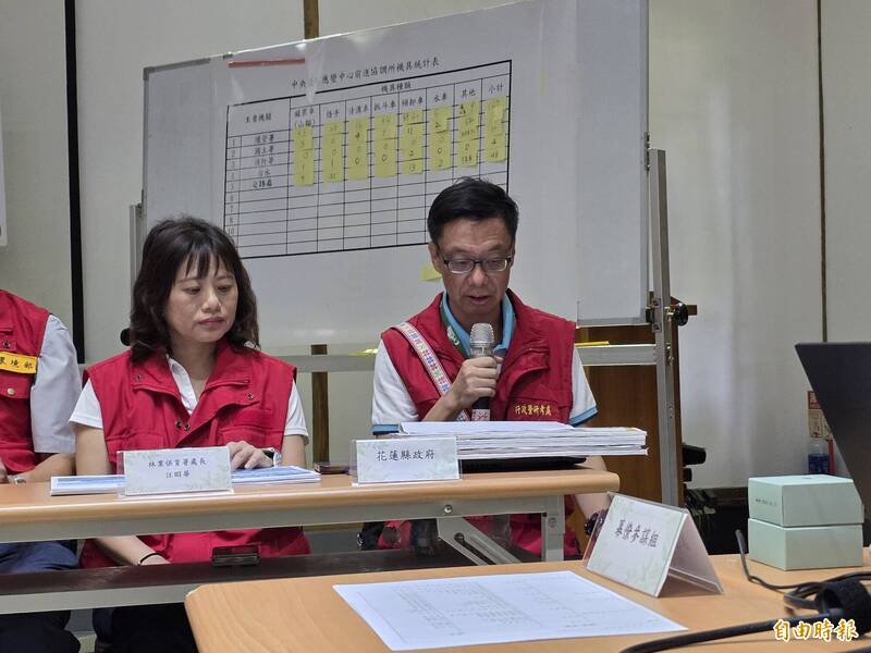 花蓮縣府行研處長陳建村（右）代表縣府對誤發簡訊表達歉意。（記者花孟璟攝）