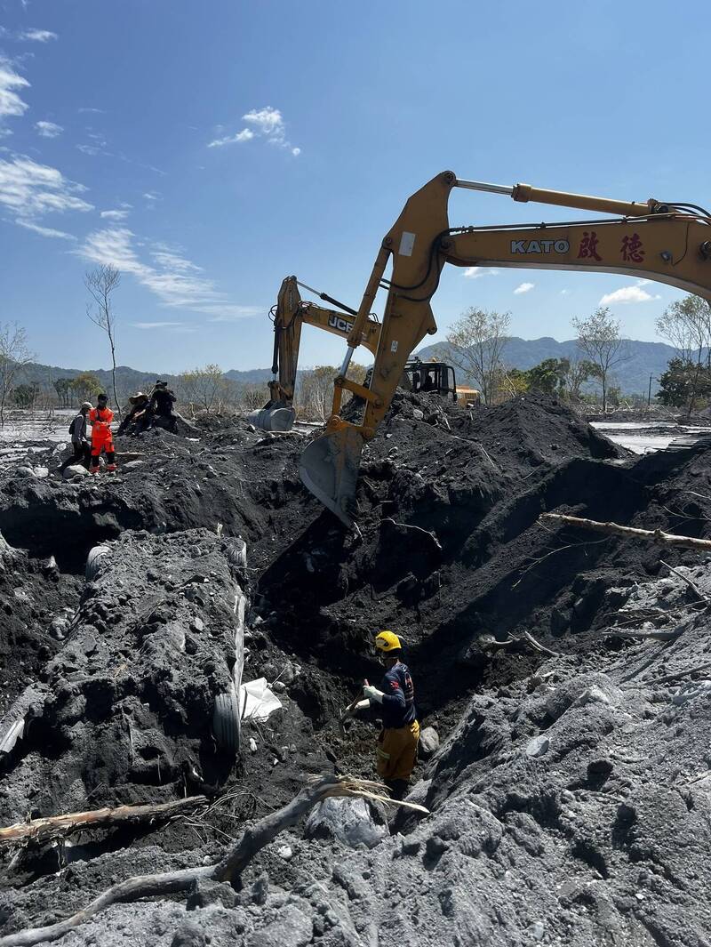 砂石場黃姓老闆娘今天車子被挖到，車牌確認是黃姓老闆娘所有，由於車輛嚴重變形，消防局出動破壞器材希望盡快將人挖出。（消防局提供）