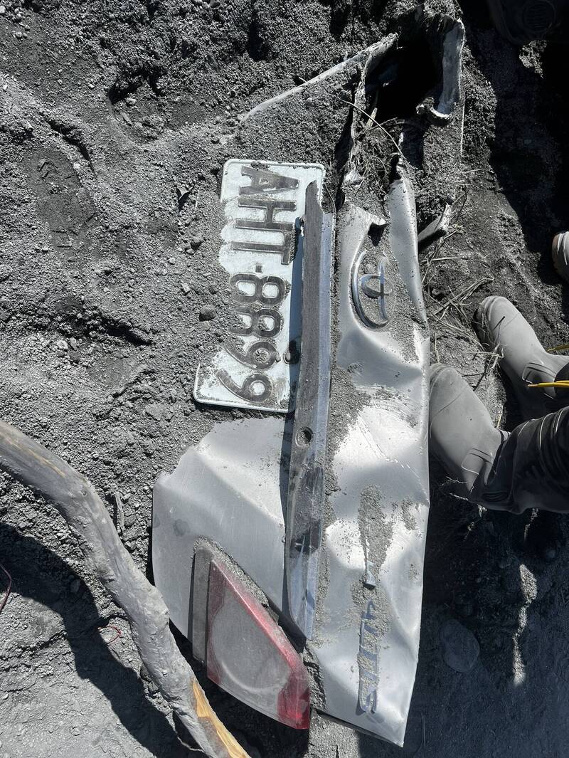 砂石場黃姓老闆娘今天車子被挖到，車牌確認是黃姓老闆娘所有，由於車輛嚴重變形，消防局出動破壞器材希望盡快將人挖出。（消防局提供）