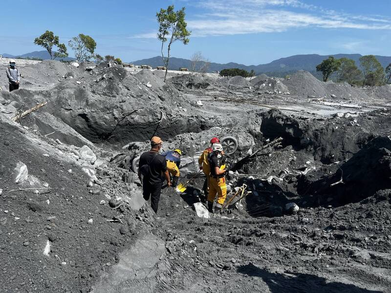 砂石場黃姓老闆娘今天車子被挖到，車牌確認是黃姓老闆娘所有，由於車輛嚴重變形，消防局出動破壞器材希望盡快將人挖出。（消防局提供）