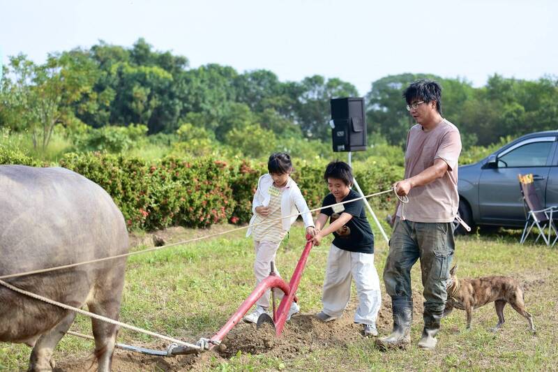 「梓感農村文化節」體驗農村活動。（圖由觀光局提供）