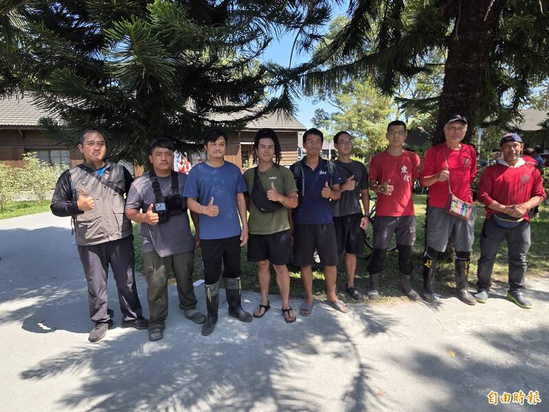 林保署花蓮分署萬榮工作站、中華民國山難搜救協會東區搜救委員會、協作共9人，順利完成任務。（記者花孟璟攝）