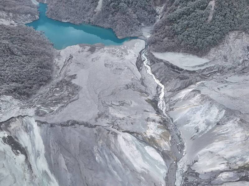林保署花蓮分署空拍的溢流口及形成的水流。（圖由林保署花蓮分署提供）