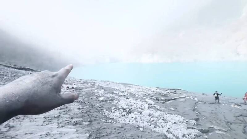 堰塞湖探勘隊的大家雙手沾滿灰白色泥濘，看到堰塞湖現場揚塵蔽天，看不到天空是什麼顏色，有如世界末日。（圖由田宇倫提供）