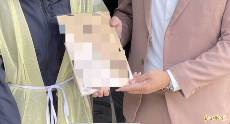 高雄女代書疑遭宮廟與代銷聯手詐騙墜樓亡，家人拿出死者日記交律師提告，檢警介入調查。（記者黃良傑攝）