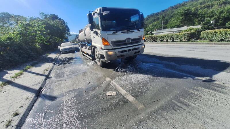雲林環保局9月24日派出洗街霧砲消毒車到花蓮光復鄉協助救災。（雲林縣環保局提供）