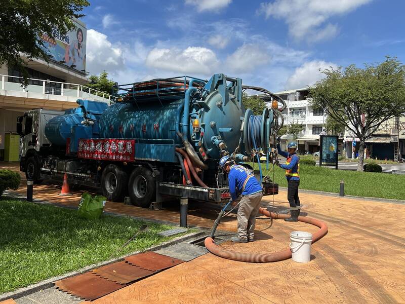 協助花蓮光復鄉災後環境復原工作，雲林縣環保局請委外廠商出動10組高壓沖吸兩用清溝車馳援；圖為去年縣府清溝計畫啟動情況。（資料照，記者黃淑莉攝）