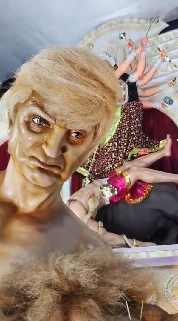 印度西孟加拉邦摩希達巴市的「杜爾嘉女神節」活動中，出現1樽面孔神似美國總統川普的惡魔雕像。（圖擷取自網路）