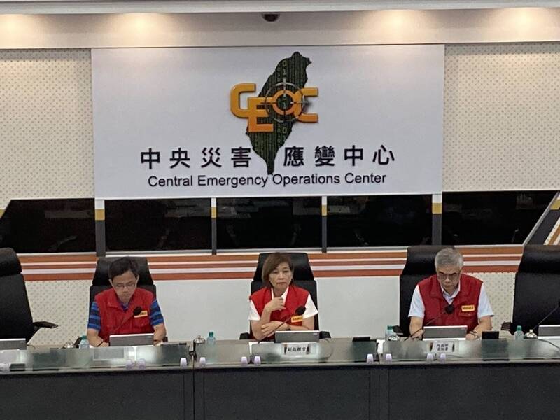 中央災害應變中心今下午5時舉行第32次工作會報，由副指揮官、交通部主任秘書沈慧虹主持。（記者陸運鋒翻攝）