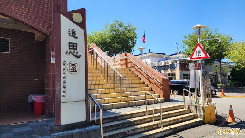 李女得知債務人過世，隨即衝到新竹市立殯儀館追思園。（記者蔡彰盛攝）