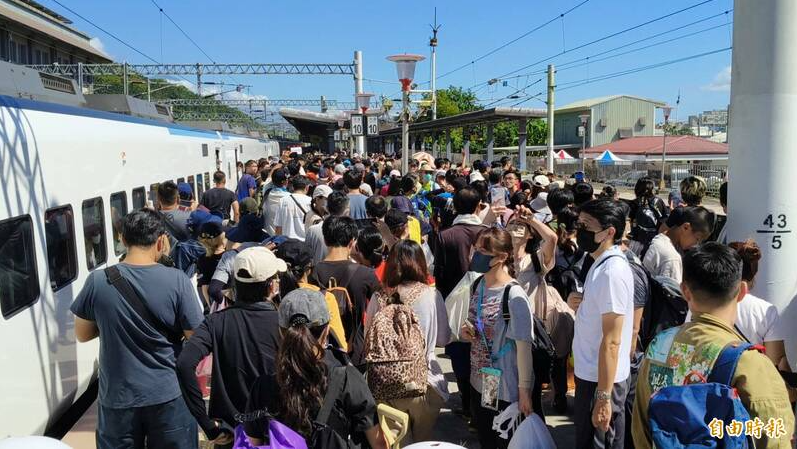 花蓮洪災發生後，有大量志工湧入光復鄉災區，發生不少動容的故事，但也有酸民在網上嘲諷批評。（資料照）