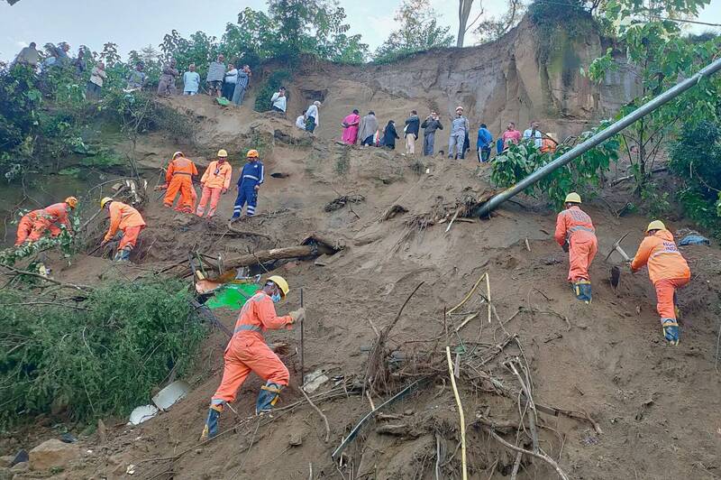 印度北部暴雨山崩沖落巴士 至少15死、多人失蹤