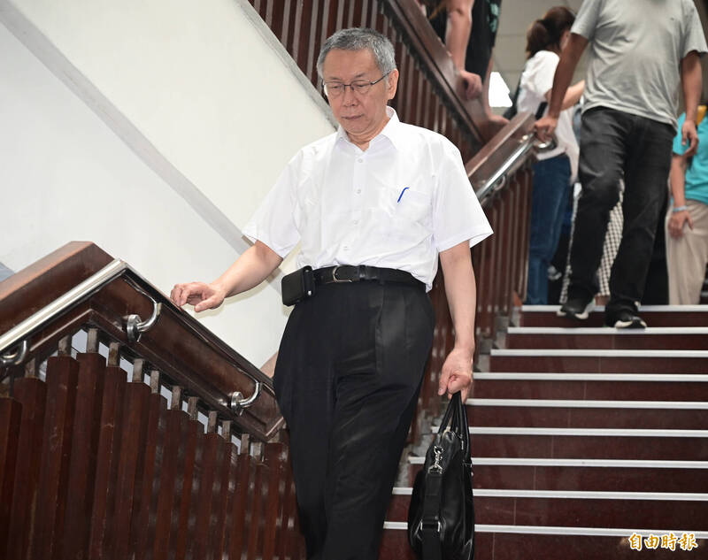 柯文哲辯稱「只是轉手沒帶回家」 林智群諷：警察接受性招待也無罪？