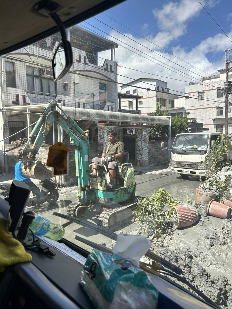 挖土機超人林鴻森在光復鄉災區救災身影。（家屬提供）