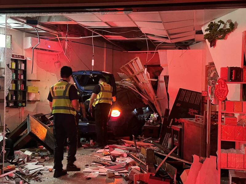 BMW撞進民宅，現場一片狼籍。（民眾提供）