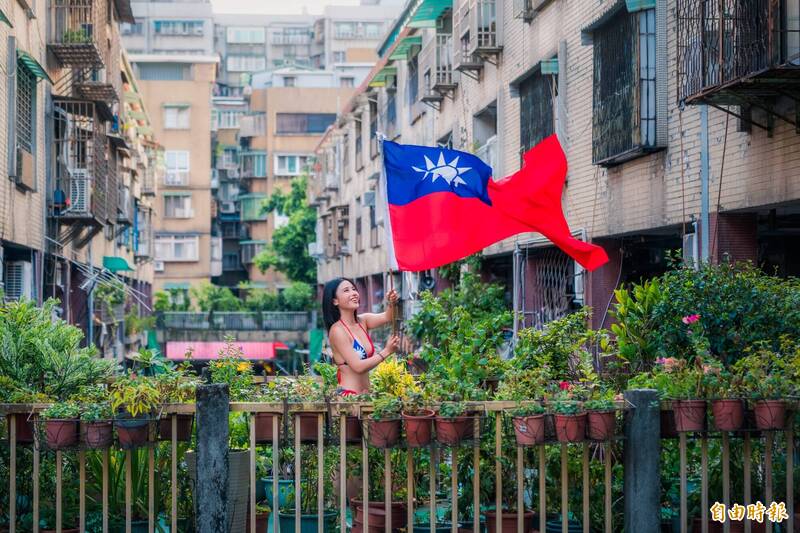 Joy說學生時期的國慶大會令她印象深刻，和同學們一同參與盛大的「百子百戲慶百年」表演。（記者王藝菘攝）