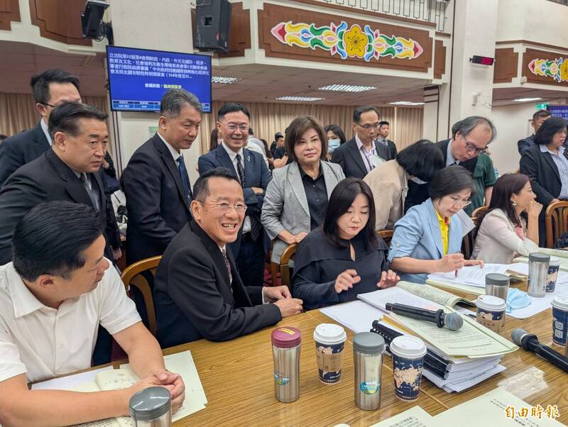 國防部長顧立雄與國民黨立委馬文君協商預算提案。（記者劉宛琳攝）