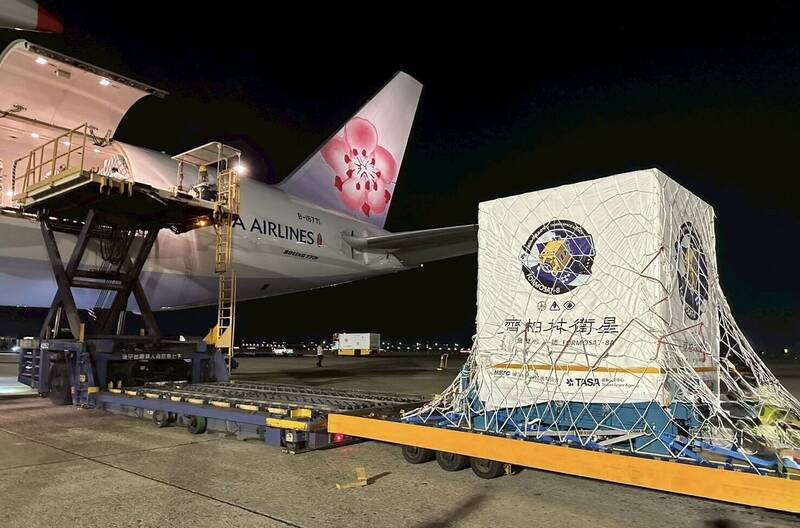 首顆台灣自製星系！華航載送「福衛八號」衛星赴美