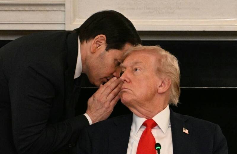 美國國務卿魯比歐（左）與總統川普（右）在白宮一場會議中交頭接。川普政府正加強內部安全管控以反制潛在的中國間諜活動，近日開除了一名承認其中國籍女友「可能是間諜」的外交官。（法新社資料照）