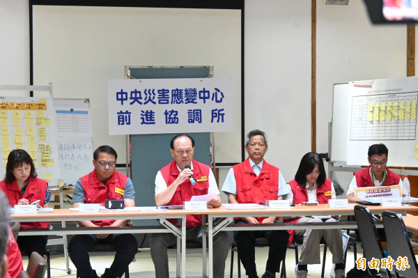 衛福部主任秘書劉玉娟（右2）今天上午在「光復鄉災後復原專案中央前進協調所」記者會中表示，將為救災志工進行保險，目前暫以政府徵調的志工業者為優先。（記者蘇福男攝）