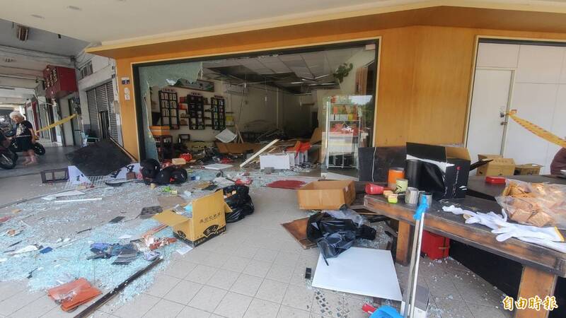 茶葉行被撞到滿目瘡痍。（記者許國楨攝）