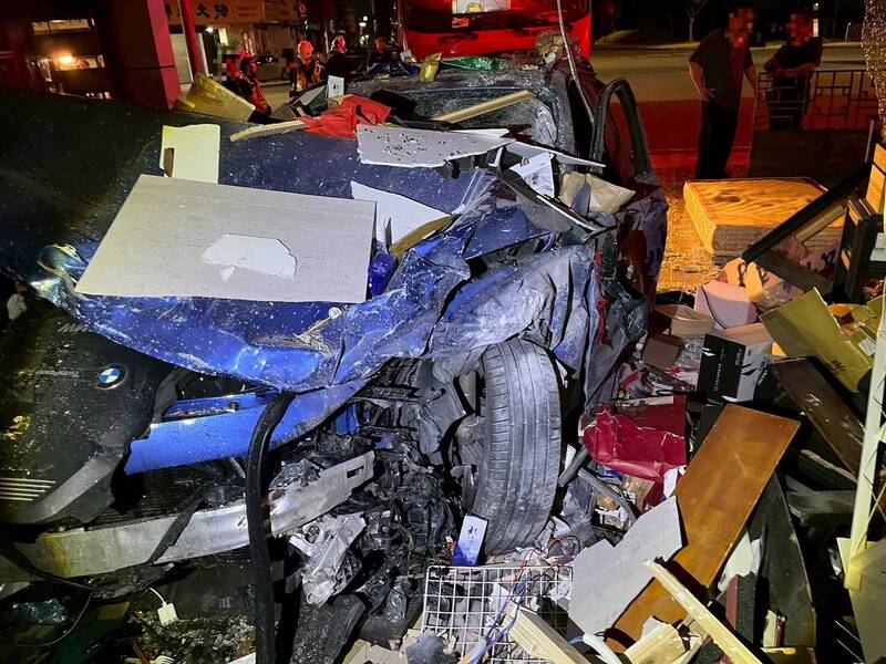 BMW車頭全毀變形。（民眾提供）