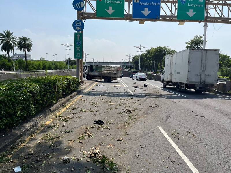小貨車自撞中山四路分隔島。（民眾提供）