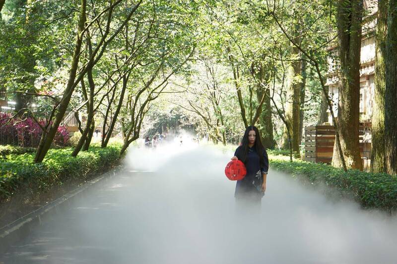 九族文化村搭配萬聖節推出「妖祭」活動，園區設有「妖霧」步道，只要剃光頭就能免費入園。（九族文化村提供）