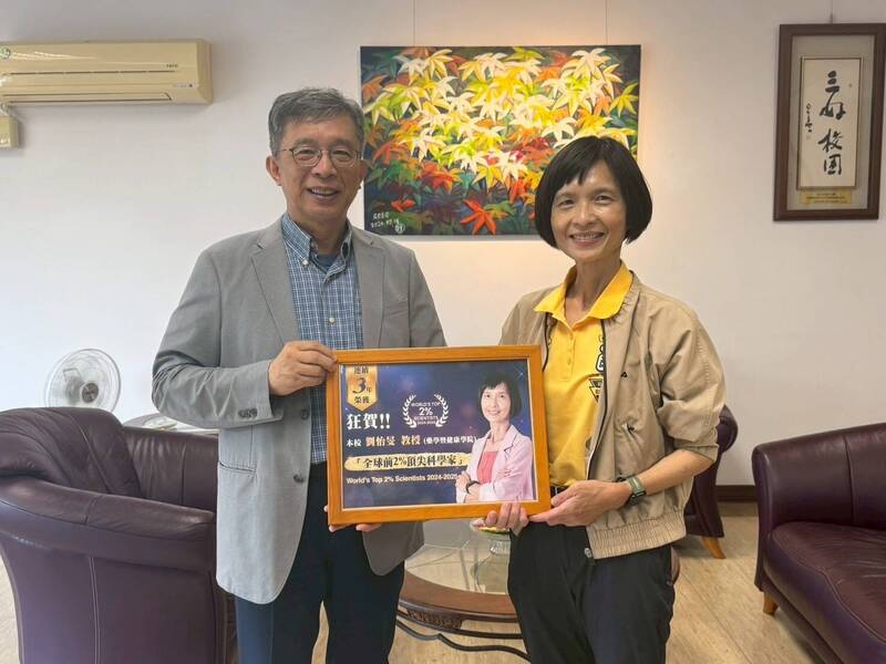 大仁科大校長郭代璜（左）恭賀藥學暨健康學院院長劉怡旻（右）三度擠身全球前2％頂尖科學家榜單。（大仁科技大學提供）