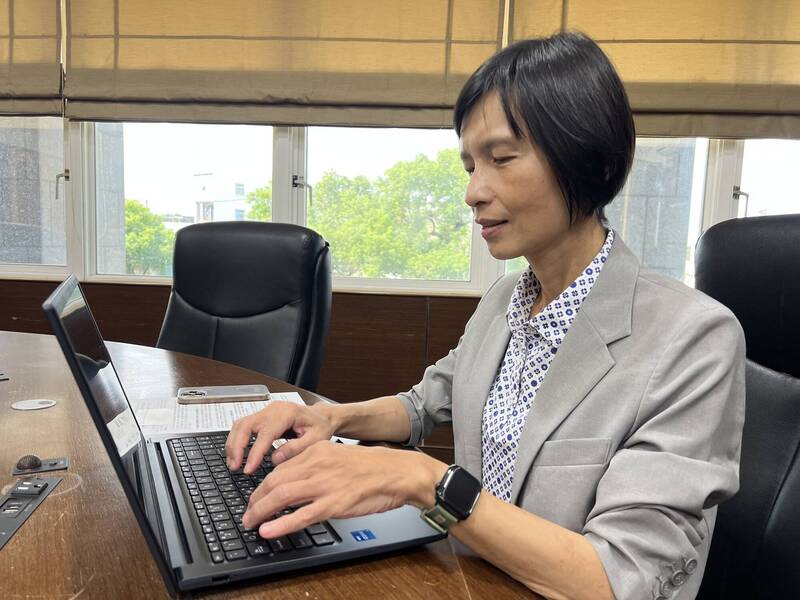 大仁科技大學藥學暨健康學院院長劉怡旻教授有電腦不離身的習慣。（記者羅欣貞攝）