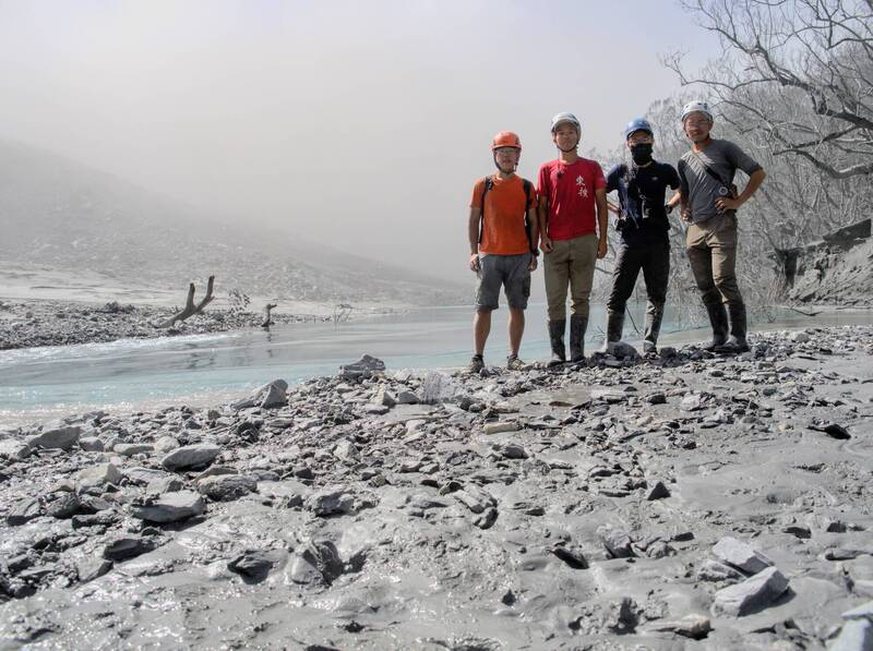 勘查地形的隊員。（圖擷自張景淮（山獸）臉書）