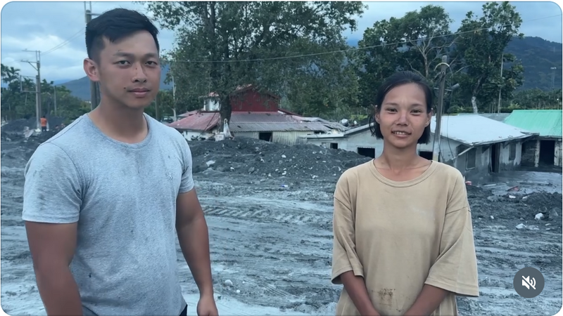 花蓮光復鄉遭受重災，近日在社群上更有許多網友盛讚，有位外號為「莫莫」（圖右）的女子，因能掌握當地的資訊且還會進行夜巡，除了會幫忙調度重機具，也會協助分配人力及物資，獲得許多人推崇。（圖擷自threads）