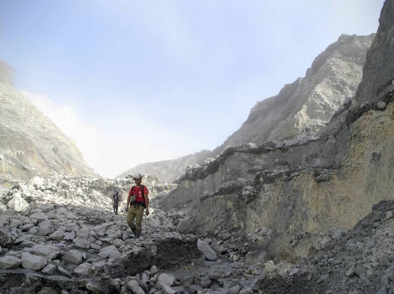北邊的崩塌區，向下侵蝕的河道。（圖擷自張景淮（山獸）臉書）