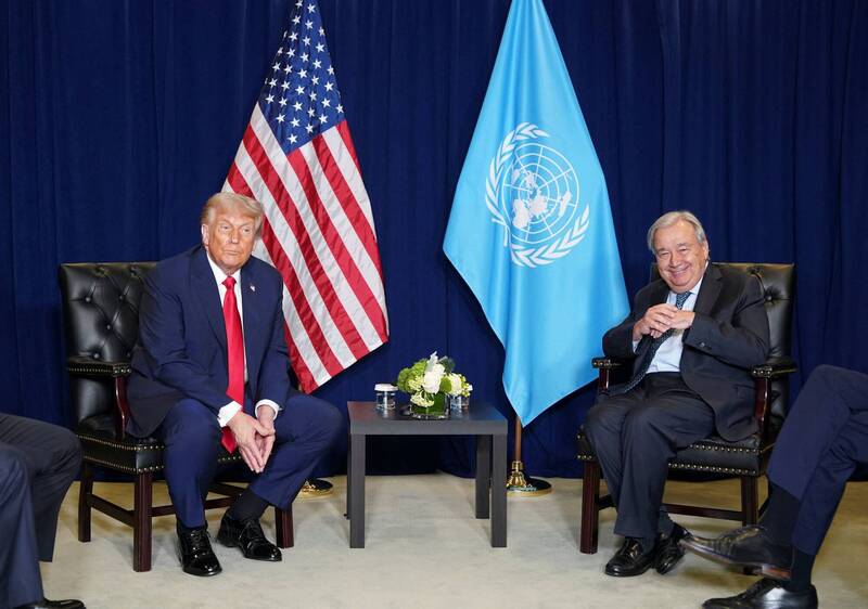 位聯合國高級官員8日稱，因美國最近削減對聯合國的資助，聯合國將削減25％維和部隊。圖為美國總統川普與聯合國秘書長古特雷斯。（路透）