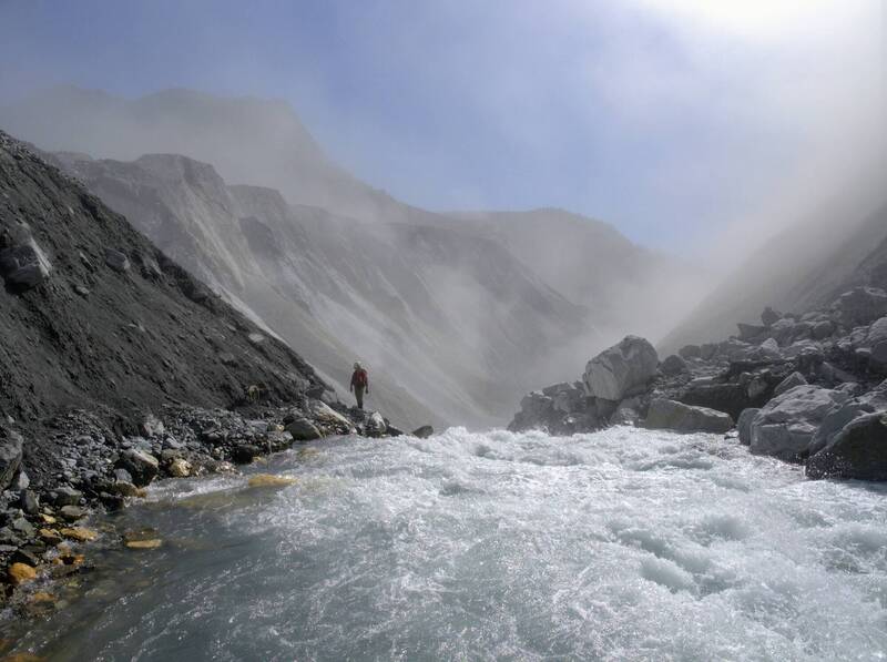 馬太鞍溪堰塞湖溢流口。（圖擷自張景淮（山獸）臉書）