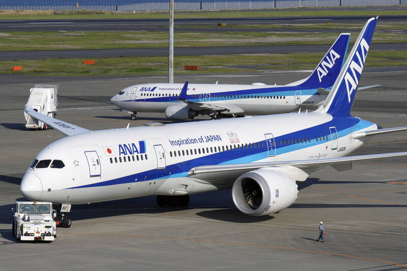 日本全日空（ANA）一架從沖繩起飛的航班，飛往東京羽田機場途中，驚傳機艙內有乘客的「行動電源」起火冒煙。示意圖。（資料照，歐新社）