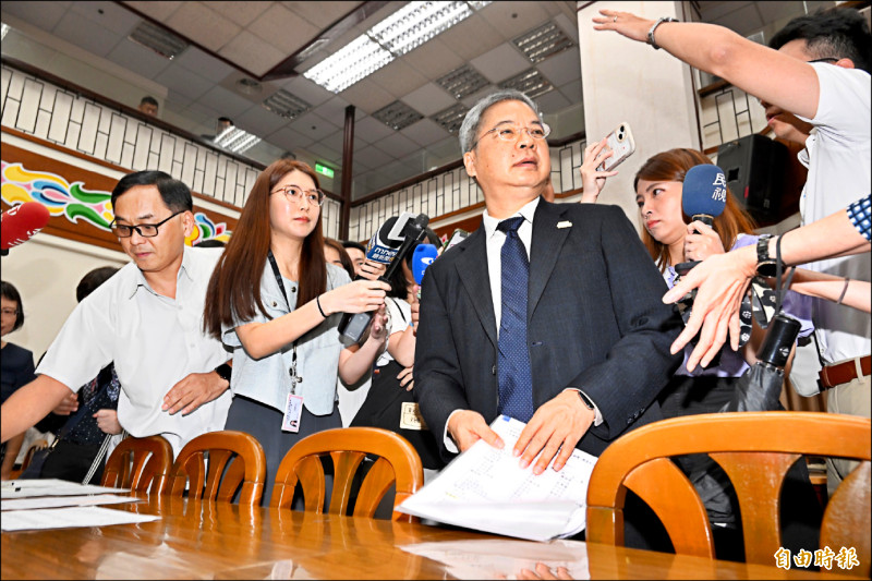 府院高層遭狗仔偷拍 民進黨團︰該告就告