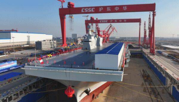 衛星畫面揭中國長江口罕見兩棲艦隊集結 處高度備戰狀態