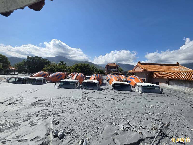 先前保安寺前水泥預拌車大半被泥土淹沒。（記者花孟璟攝）
