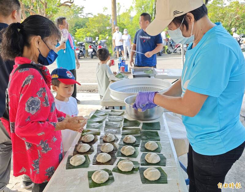 活動現場也有草仔粿的製作體驗，深受大小朋友歡迎。（記者吳俊鋒攝）