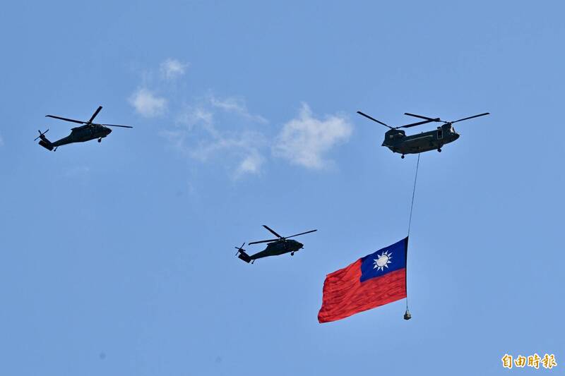 圖輯》直升機吊掛巨幅國旗 空軍雷虎換裝勇鷹後壓軸放彩煙為國慶大會畫下完美句點