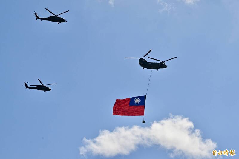 圖輯》直升機吊掛巨幅國旗空軍雷虎換裝勇鷹後壓軸放彩煙為國慶大會畫下