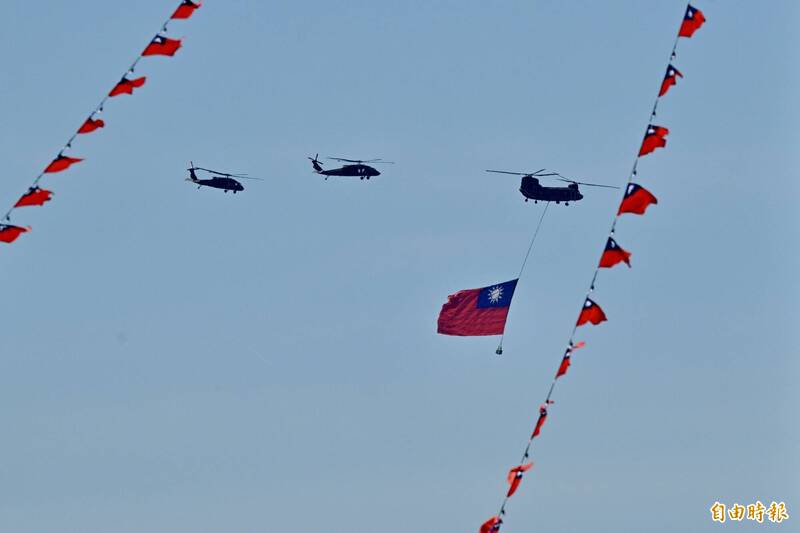 圖輯》直升機吊掛巨幅國旗空軍雷虎換裝勇鷹後壓軸放彩煙為國慶大會畫下
