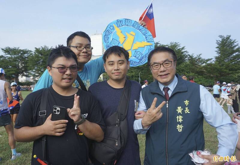 永福國小「星星幫」開心與市長黃偉哲合照，還主動與市長勾臂如同拜把兄弟好感情。（記者洪瑞琴攝）