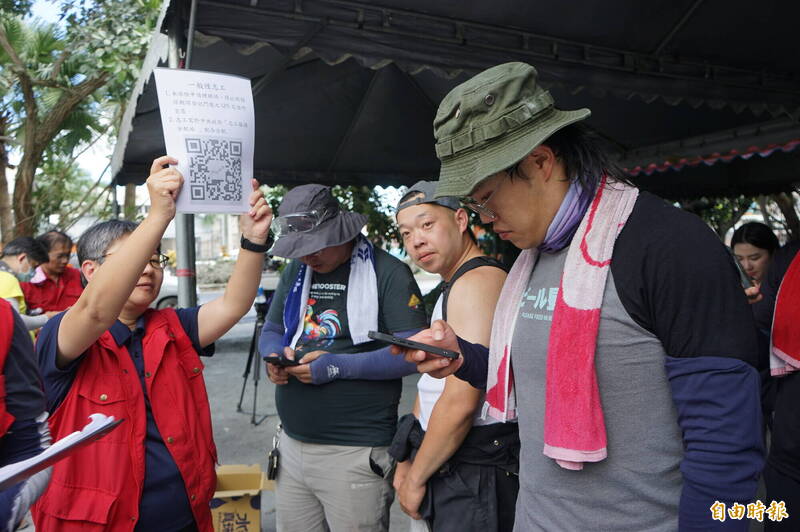 鏟子超人可納保險，志工踴躍投保。（記者王峻祺攝）